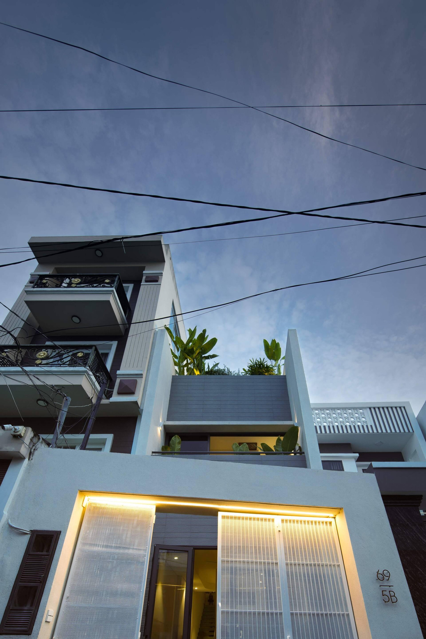 Do đó, kiến trúc sư (KTS) đã đề xuất ý tưởng về căn nhà 3 tầng với tông màu trắng chủ đạo, trong đó KTS tạo một bức tường ngăn kết hợp ô trổ và lưới kim loại giúp không gian luôn ngập tràn ánh sáng, thông thoáng. Do đó, kiến trúc sư (KTS) đã đề xuất ý tưởng về căn nhà 3 tầng với tông màu trắng chủ đạo, trong đó KTS tạo một bức tường ngăn kết hợp ô trổ và lưới kim loại giúp không gian luôn ngập tràn ánh sáng, thông thoáng.