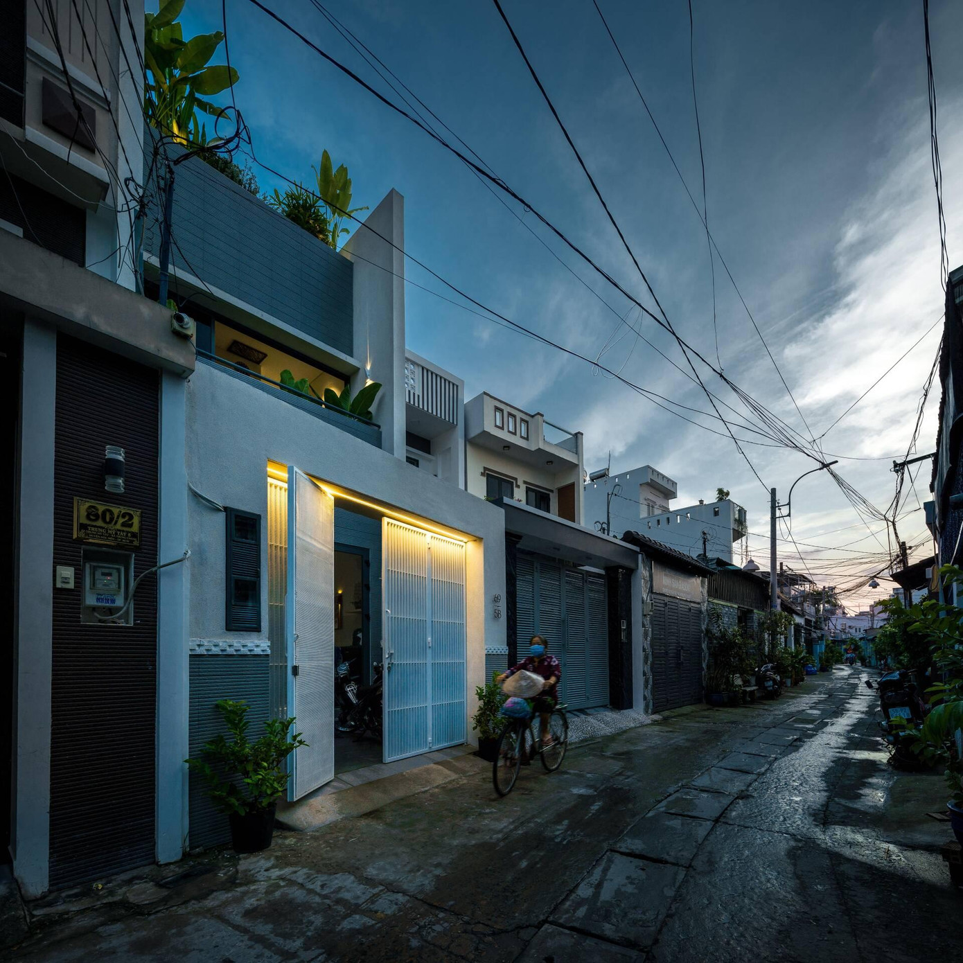 Theo sự bố trí của KTS, tầng 1 gồm khu vực chung (có phòng khách và nhà bếp), khu vực riêng (có phòng ngủ của hai vợ chồng). Theo sự bố trí của KTS, tầng 1 gồm khu vực chung (có phòng khách và nhà bếp), khu vực riêng (có phòng ngủ của hai vợ chồng).