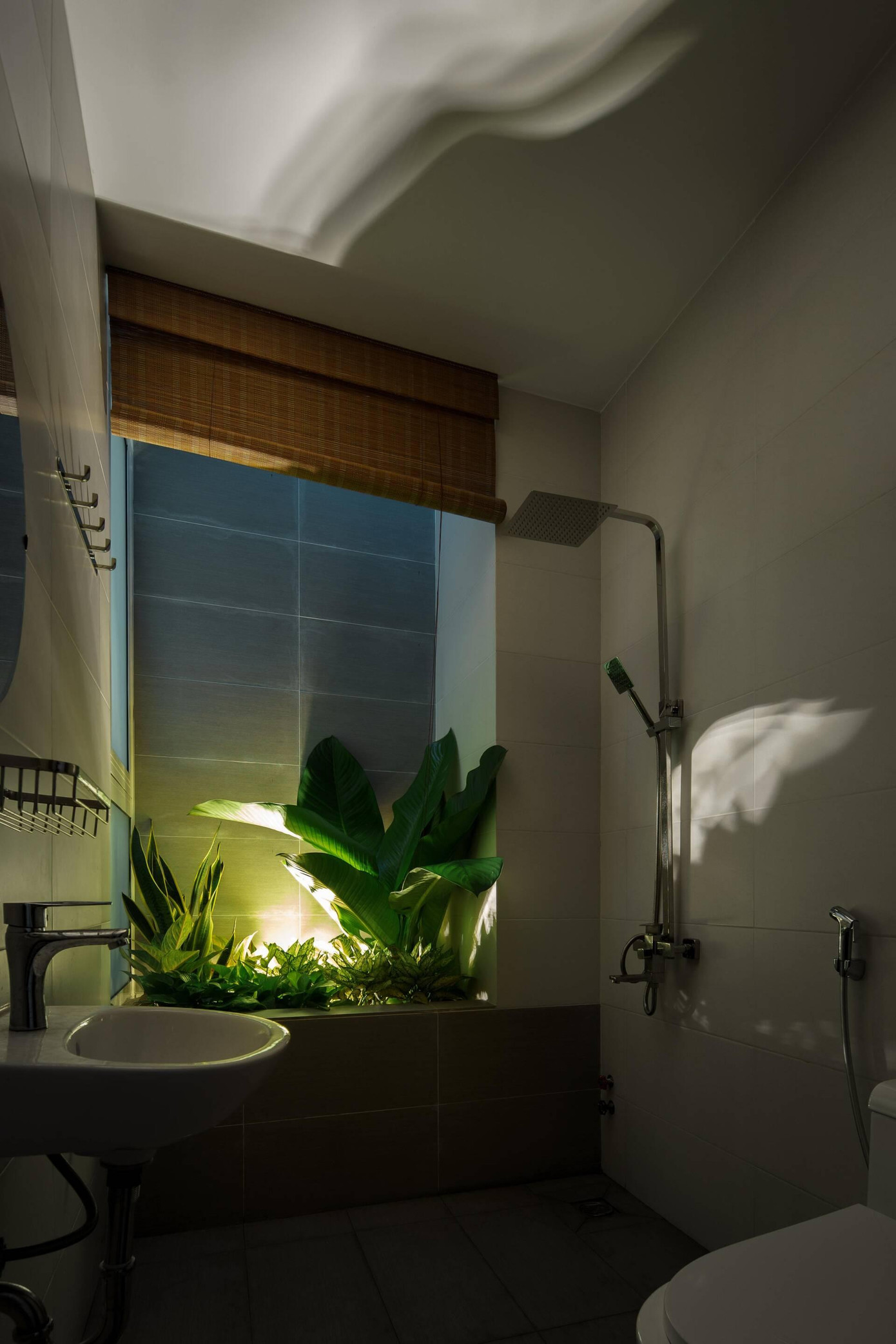 Nhà vệ sinh cạnh phòng ngủ tầng 1 có mảng xanh lọc khí giúp cải thiện tình trạng bí bách của nhà phố chật hẹp. Nhà vệ sinh cạnh phòng ngủ tầng 1 có mảng xanh lọc khí giúp cải thiện tình trạng bí bách của nhà phố chật hẹp.