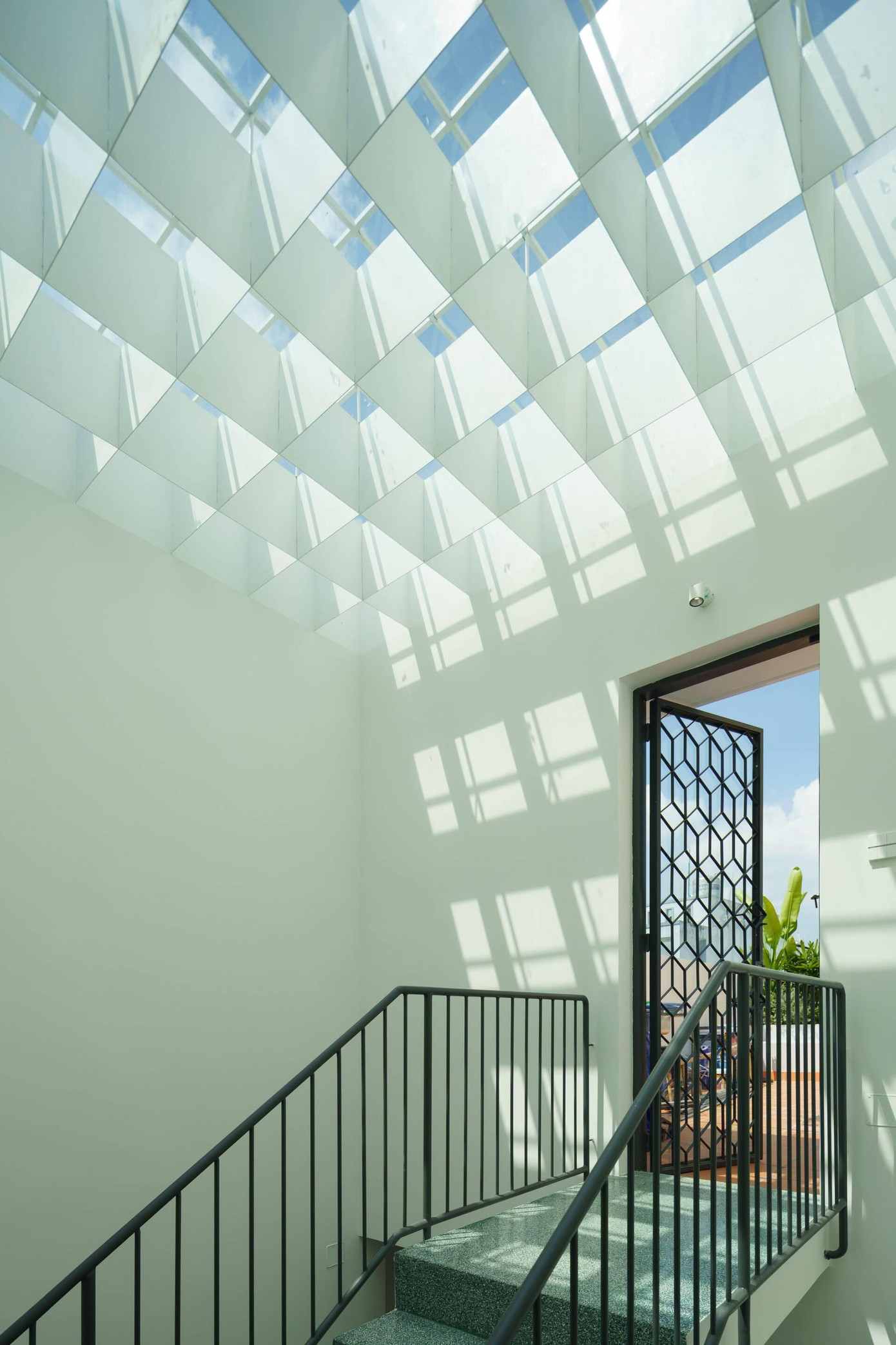 Theo các KTS, với cách thiết kế và bố trí không gian như trong bài, hiện trạng nhà ống cũ thiếu sáng, có nhiều khối phòng đan xen, bí bách sẽ trở thành ngôi nhà có không gian cân đối, hài hòa, tận dụng tối đa được ánh sáng tự nhiên và tạo ra sự rộng rãi, thoải mái. Theo các KTS, với cách thiết kế và bố trí không gian như trong bài, hiện trạng nhà ống cũ thiếu sáng, có nhiều khối phòng đan xen, bí bách sẽ trở thành ngôi nhà có không gian cân đối, hài hòa, tận dụng tối đa được ánh sáng tự nhiên và tạo ra sự rộng rãi, thoải mái.