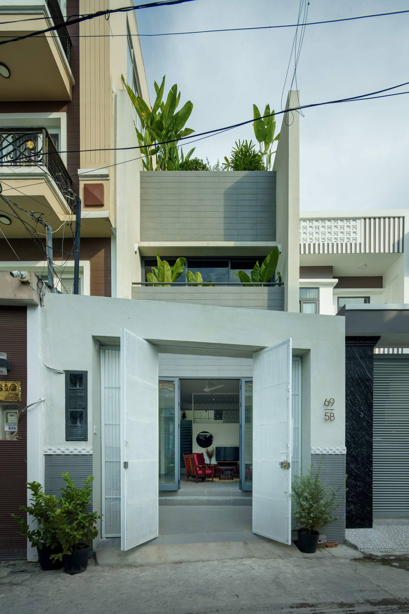 Đây là nơi sinh sống của một gia đình 4 người gồm 2 bố mẹ và 2 con trai trong con hẻm nhỏ. Gia chủ cho biết mình hay tổ chức tiếp khách nên yêu cầu thiết kế phòng khách lớn, bếp kín đáo và khu vực nghỉ ngơi có sự riêng tư. Đây là nơi sinh sống của một gia đình 4 người gồm 2 bố mẹ và 2 con trai trong con hẻm nhỏ. Gia chủ cho biết mình hay tổ chức tiếp khách nên yêu cầu thiết kế phòng khách lớn, bếp kín đáo và khu vực nghỉ ngơi có sự riêng tư.