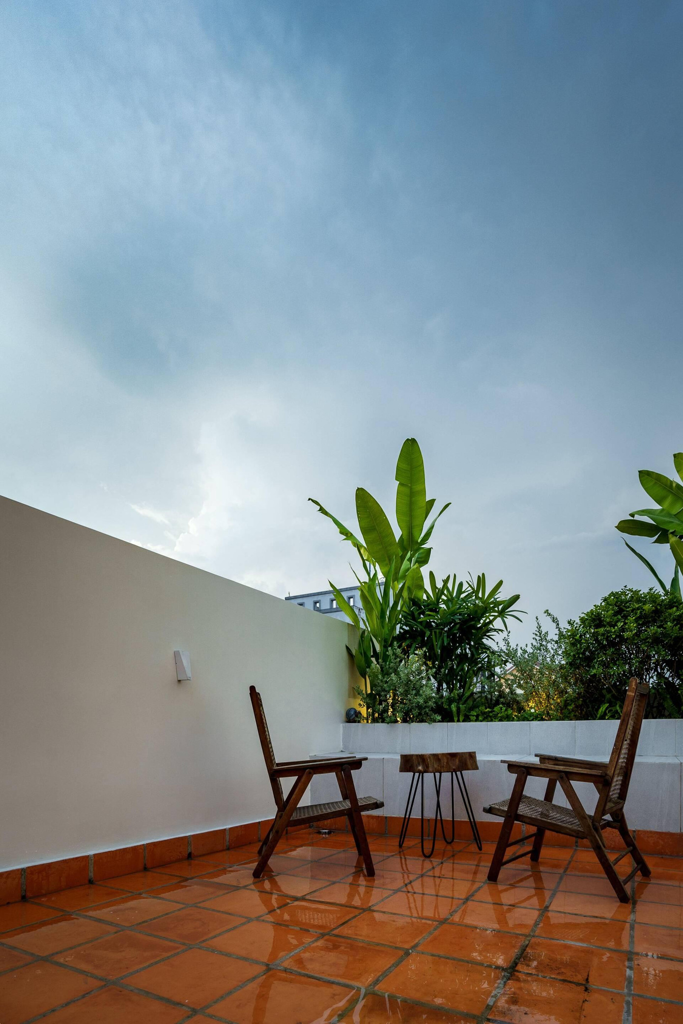 Ở tầng 3, gia chủ sử dụng một phần sân trước để trồng cây, đặt bàn uống trà. Ở tầng 3, gia chủ sử dụng một phần sân trước để trồng cây, đặt bàn uống trà.