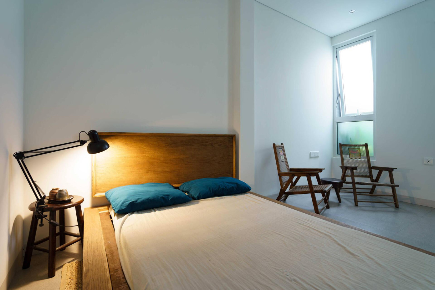 Phía sau bếp là phòng ngủ của hai bố mẹ để đảm bảo sự riêng tư cũng như tạo độ thoáng mở cho công trình có diện tích eo hẹp. Phía sau bếp là phòng ngủ của hai bố mẹ để đảm bảo sự riêng tư cũng như tạo độ thoáng mở cho công trình có diện tích eo hẹp.