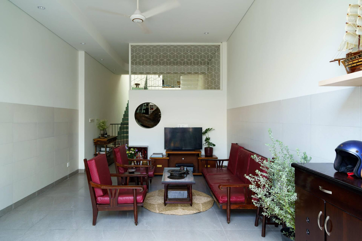 Trong đó phòng khách rộng rãi, bày biện đơn giản theo đúng yêu cầu của gia chủ, phía sau phòng khách là bếp được ngăn cách với nhau bằng bức tường kết hợp ô trổ và lưới kim loại. Trong đó phòng khách rộng rãi, bày biện đơn giản theo đúng yêu cầu của gia chủ, phía sau phòng khách là bếp được ngăn cách với nhau bằng bức tường kết hợp ô trổ và lưới kim loại.