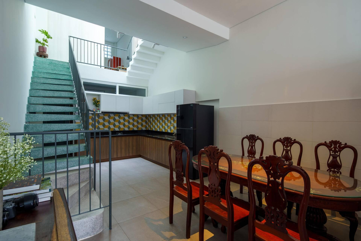 Khu vực bếp nằm dưới giếng trời nên luôn nhận được nhiều ánh sáng tự nhiên cũng như giúp mùi nấu nướng dễ dàng thoát ra ngoài. Khu vực bếp nằm dưới giếng trời nên luôn nhận được nhiều ánh sáng tự nhiên cũng như giúp mùi nấu nướng dễ dàng thoát ra ngoài.