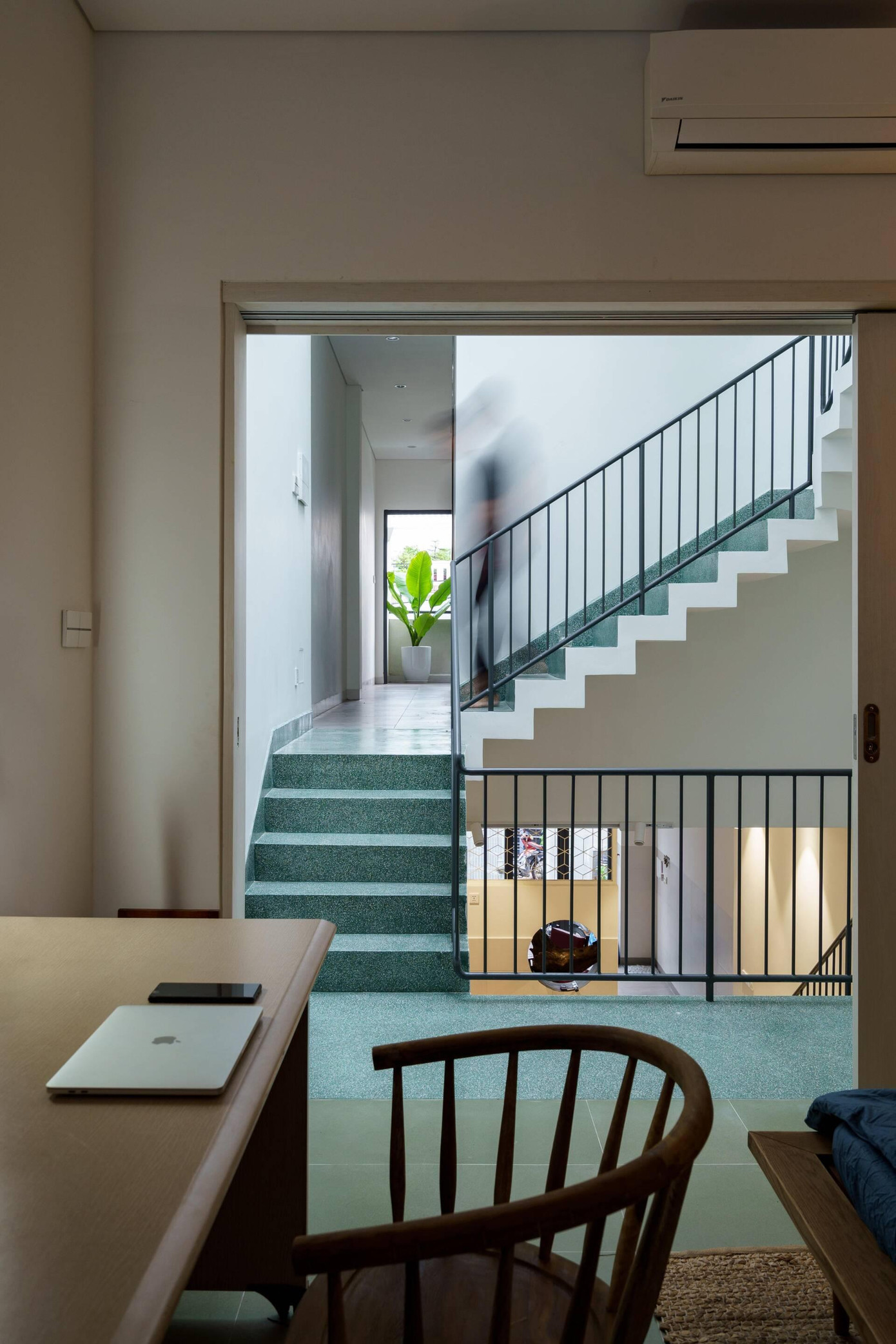 Ngôi nhà sử dụng hệ cửa lùa giúp mở rộng không gian, xóa tan khoảng cách giữa các phòng trong nhà. Ngôi nhà sử dụng hệ cửa lùa giúp mở rộng không gian, xóa tan khoảng cách giữa các phòng trong nhà.