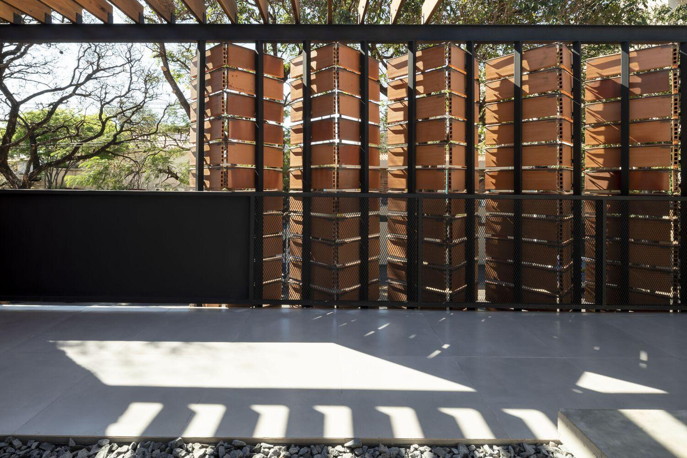 Các cánh của hệ cửa bẫy gió đặt theo hướng Đông -Tây để điều khiển hướng gió và ánh nắng vào phía bên trong ngôi nhà, mô phỏng hiệu ứng Venturi nổi tiếng. Các cánh của hệ cửa bẫy gió đặt theo hướng Đông -Tây để điều khiển hướng gió và ánh nắng vào phía bên trong ngôi nhà, mô phỏng hiệu ứng Venturi nổi tiếng.