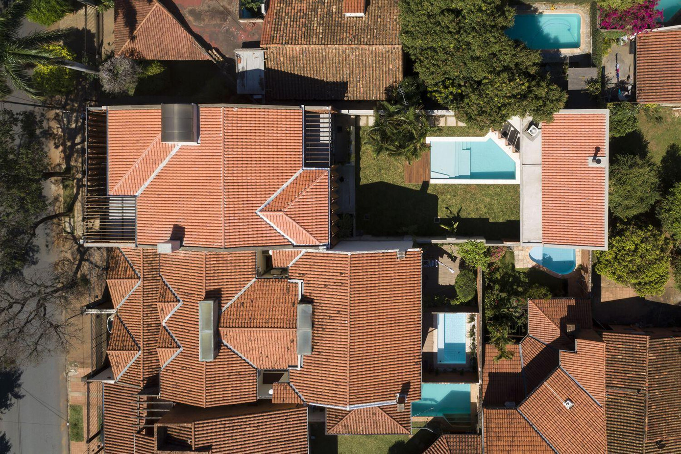 Trong quá trình kiểm tra mái để cách nhiệt lại, kiến trúc sư phát hiện ra rằng một số khu vực nhất định của mái nhà được hỗ trợ bởi các tấm bê tông cốt thép, điều này cho phép ngôi nhà tạo ra các ban công và sân thượng mở rộng mà không cần xây thêm tường. Do đó kiến trúc sư đã tái sử dụng gỗ của trần giả để tạo giàn che bóng mát ở ban công và sân thượng. Trong quá trình kiểm tra mái để cách nhiệt lại, kiến trúc sư phát hiện ra rằng một số khu vực nhất định của mái nhà được hỗ trợ bởi các tấm bê tông cốt thép, điều này cho phép ngôi nhà tạo ra các ban công và sân thượng mở rộng mà không cần xây thêm tường. Do đó kiến trúc sư đã tái sử dụng gỗ của trần giả để tạo giàn che bóng mát ở ban công và sân thượng.