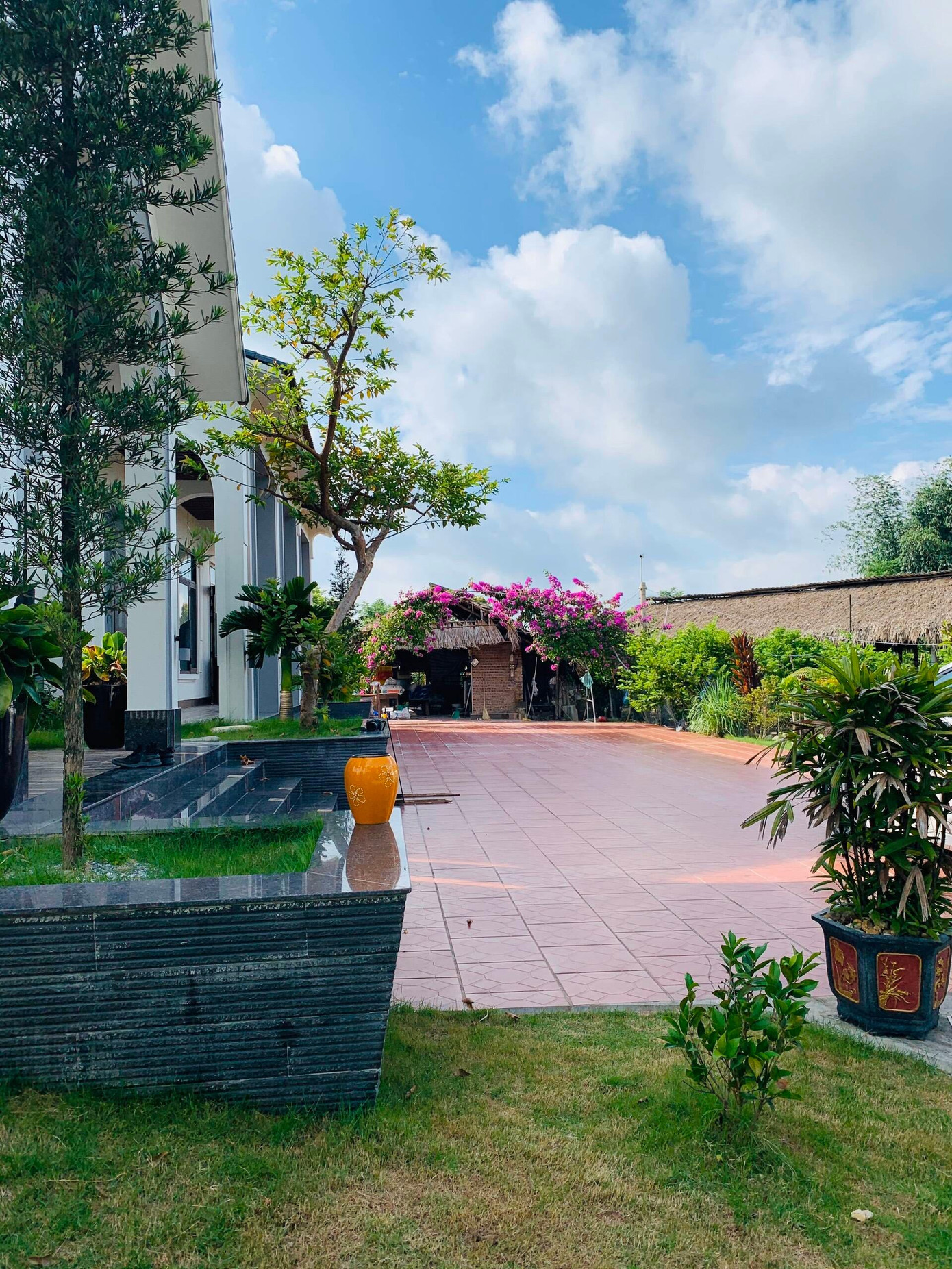 Không gian quanh biệt thự phù hợp với những bữa tiệc ngoài trời.