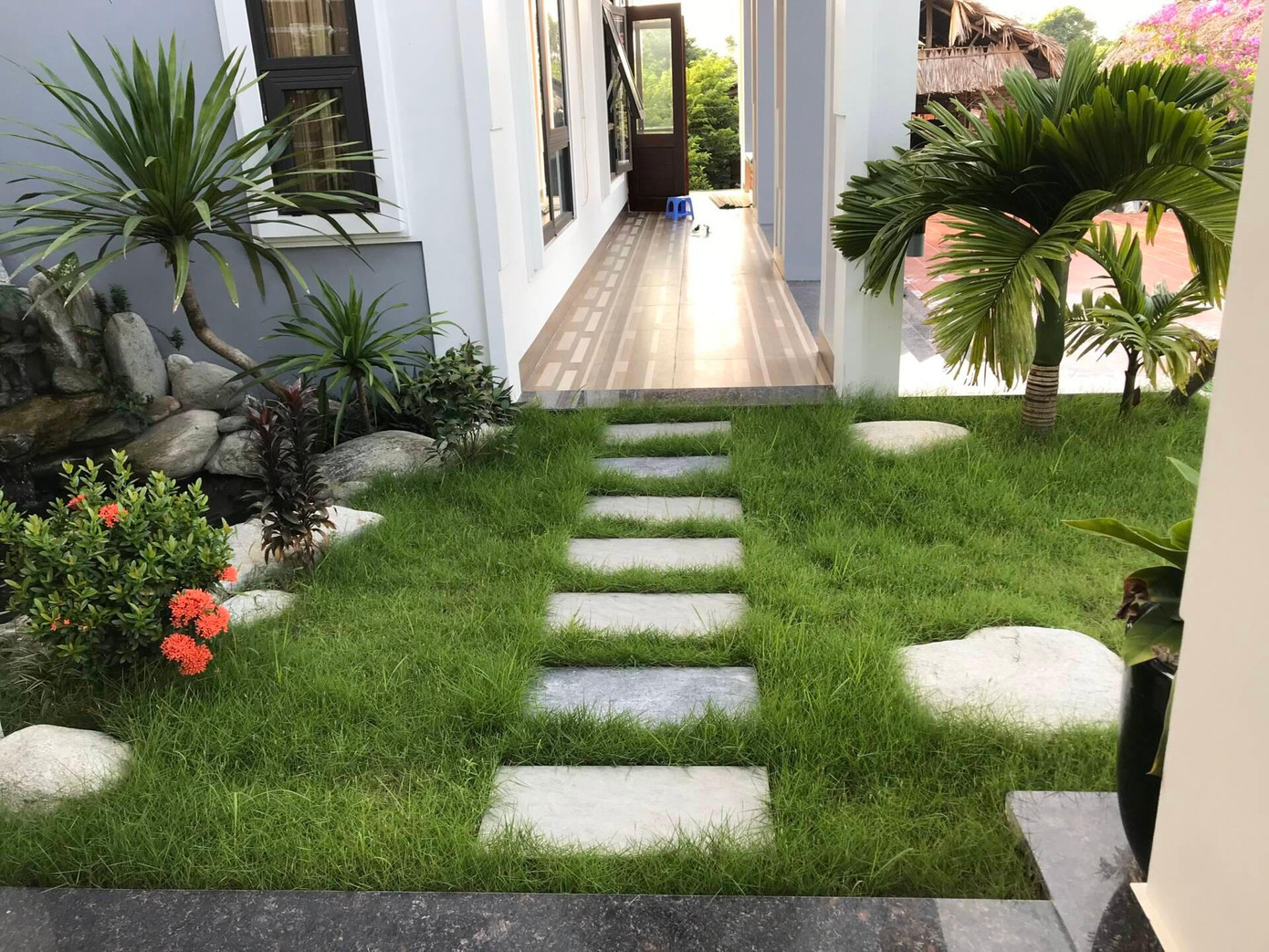 Khu vực cổng vào được thiết kế uốn lượn, hai bên là đồi cỏ Nhật kết hợp xếp đá tạo lối đi dạo tuyệt đẹp khi nhìn tổng thể ngoại thất.