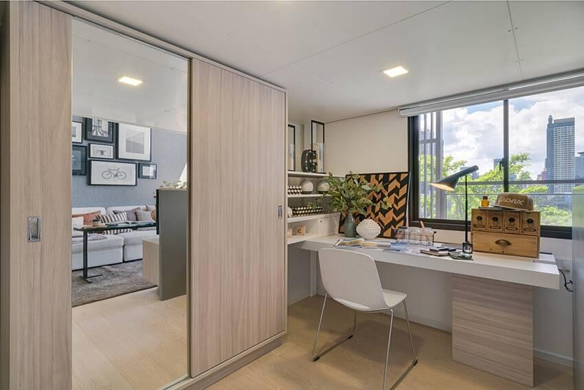 Tủ quần áo hai ngăn được bố trí sát tường để tiết kiệm diện tích cho không gian.