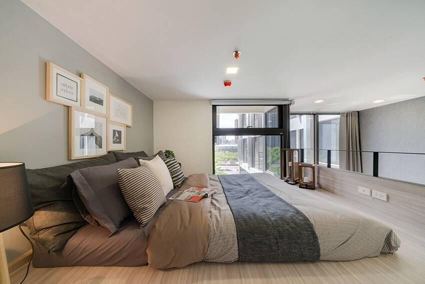 Gác lửng chỉ trải đệm ngủ lên mặt sàn gỗ để không gian không bị bí bách, tạo sự thoải mái cho gia chủ.