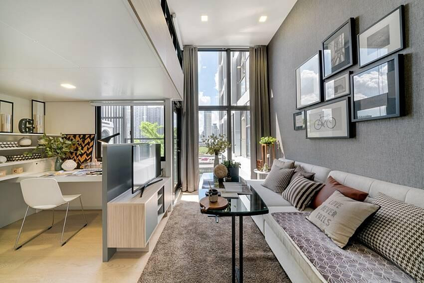 Do diện tích không quá lớn nên KTS kết hợp không gian làm việc ngay trong phạm vi phòng khách. Góc làm việc được ngăn với phòng khách bằng một vách gỗ nhỏ giúp tạo sự riêng tư cho người làm việc cũng như các vị khách ghé thăm.