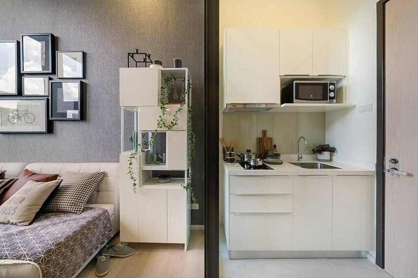 Bếp được bố trí ngay cạnh lối vào với kích thước nhỏ gọn, đầy đủ tiện ích.