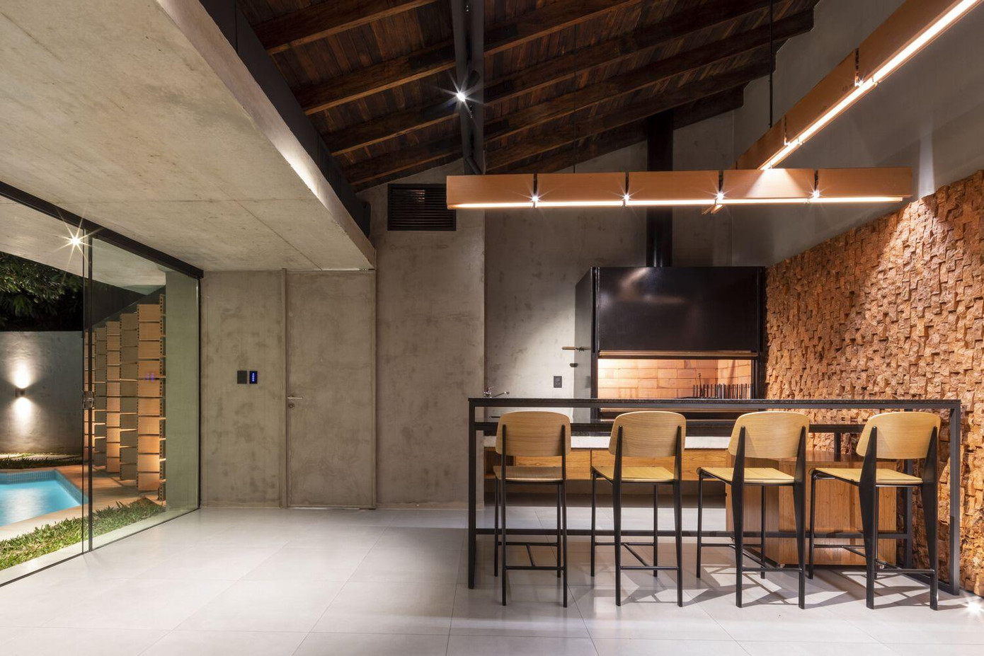 Do đó, chủ nhà đã nhờ kiến trúc sư khắc phục tình trạng bằng việc sửa chữa, cải tạo để giúp ngôi nhà có một bản sắc mới, phù hợp hơn với các yêu cầu của cuộc sống đương đại và thích nghi tốt hơn với bối cảnh khí hậu của khu vực. Do đó, chủ nhà đã nhờ kiến trúc sư khắc phục tình trạng bằng việc sửa chữa, cải tạo để giúp ngôi nhà có một bản sắc mới, phù hợp hơn với các yêu cầu của cuộc sống đương đại và thích nghi tốt hơn với bối cảnh khí hậu của khu vực.