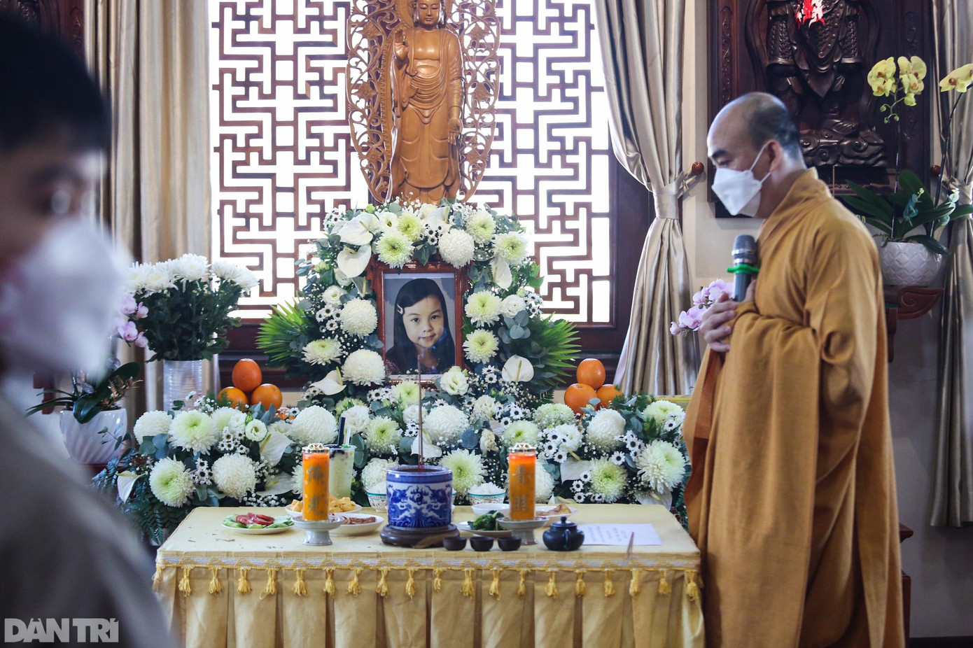 Đây là Lễ cầu siêu được gia đình nhờ nhà chùa thực hiện để tưởng nhớ đến bé gái cũng như mong bé được an nghỉ nơi cực lạc. Đây là Lễ cầu siêu được gia đình nhờ nhà chùa thực hiện để tưởng nhớ đến bé gái cũng như mong bé được an nghỉ nơi cực lạc.