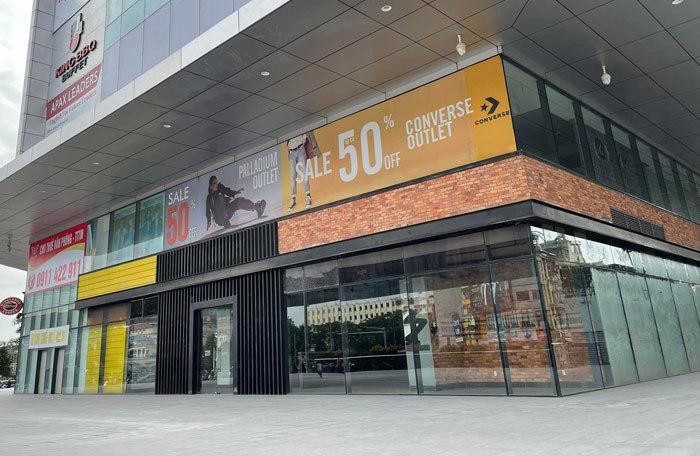 Dãy kinh doanh từng một thời sầm uất nay vắng vẻ im lìm (Ảnh:DA)