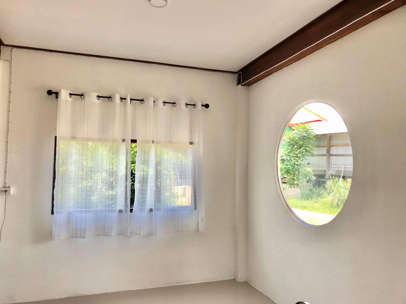 Vì hai bên hông nhà thoáng và có nhiều cửa sổ nên gia chủ bịt cửa sổ ở mặt tiền tầng trên để làm nổi bật thiết kế mặt tiền tầng trệt