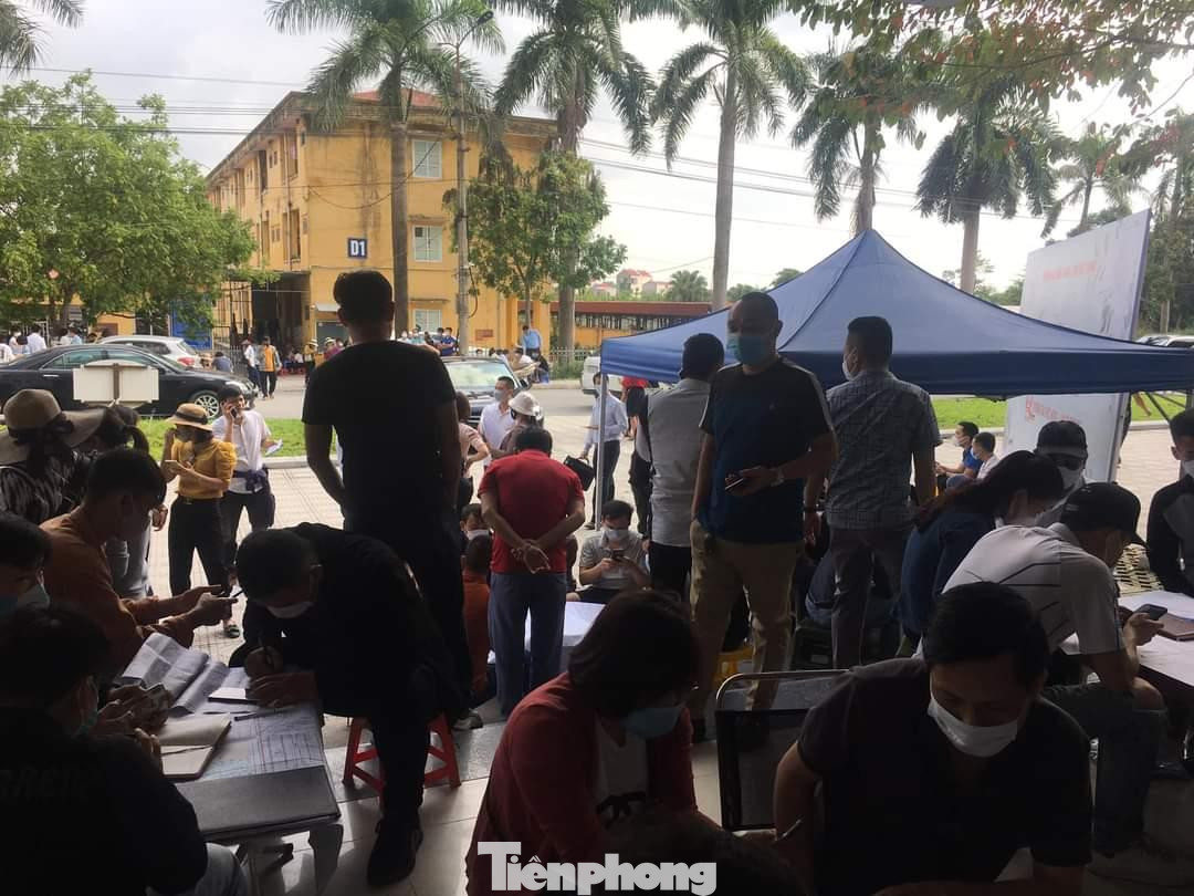 Các phiên đấu giá ở Bắc Giang luôn thu hút hàng trăm người tham gia, một số nhà đầu tư còn đặt bàn ghế ngay cửa trung tâm đấu giá để rao bán và chuyển nhượng luôn lô đất vừa trúng.