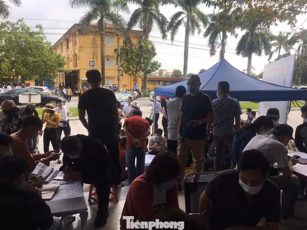 Các phiên đấu giá ở Bắc Giang luôn thu hút hàng trăm người tham gia, một số nhà đầu tư còn đặt bàn ghế ngay cửa trung tâm đấu giá để rao bán và chuyển nhượng luôn lô đất vừa trúng.