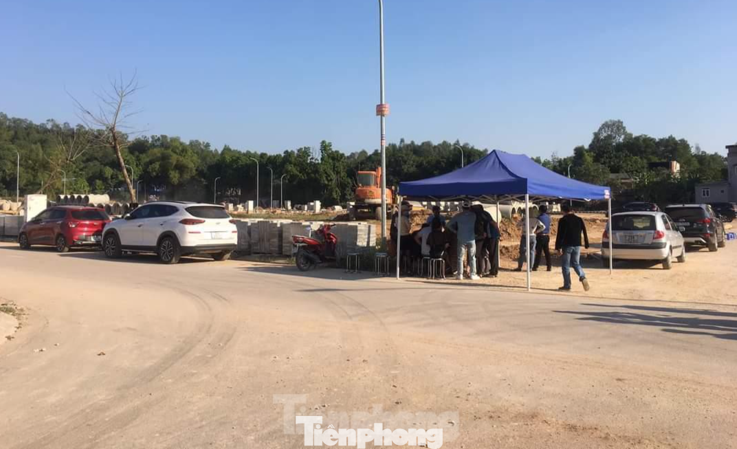 Thị trường BĐS Bắc Giang tháng cuối năm 2021 vô cùng sôi động khi hàng loạt phiên đấu giá được tổ chức và có mức trúng chênh lệch hàng trăm tỷ đồng so với giá khởi điểm. Ngay cả đất giáp núi, đất lâm nghiệp, đất vườn,... cũng được "cò" mồi đất "thổi giá" lên cao. Thị trường BĐS Bắc Giang tháng cuối năm 2021 vô cùng sôi động khi hàng loạt phiên đấu giá được tổ chức và có mức trúng chênh lệch hàng trăm tỷ đồng so với giá khởi điểm. Ngay cả đất giáp núi, đất lâm nghiệp, đất vườn,... cũng được "cò" mồi đất "thổi giá" lên cao.