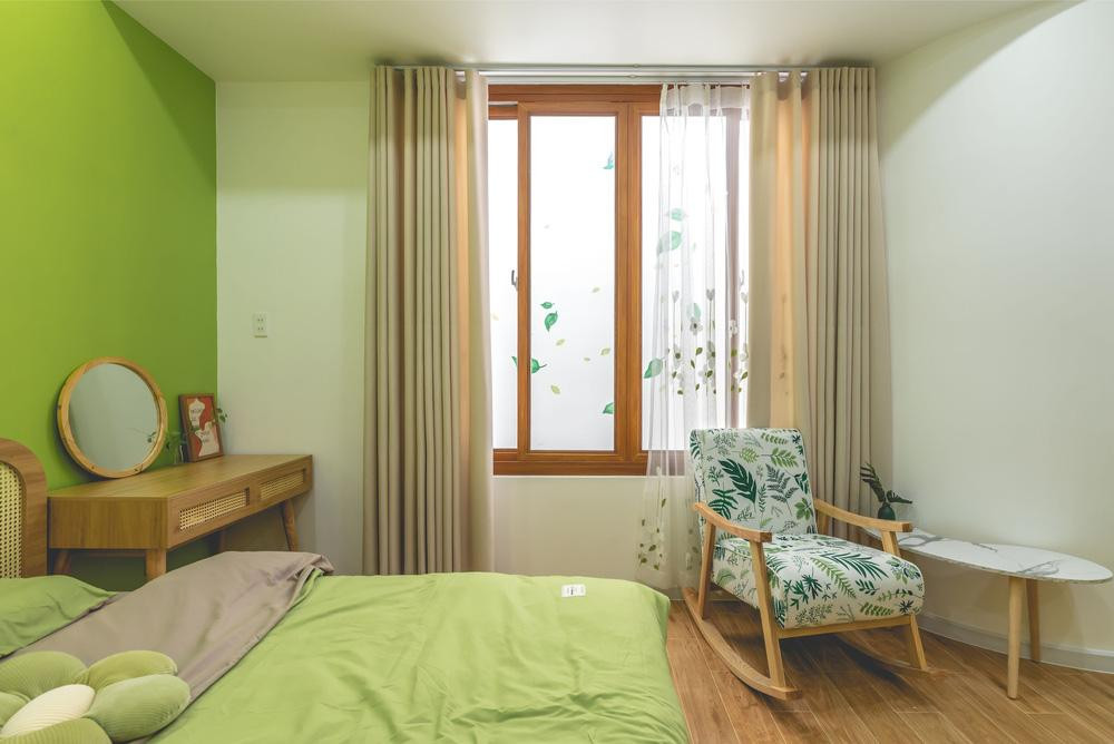 Phòng ngủ của bố mẹ vẫn là gam màu xanh lá yêu thích.