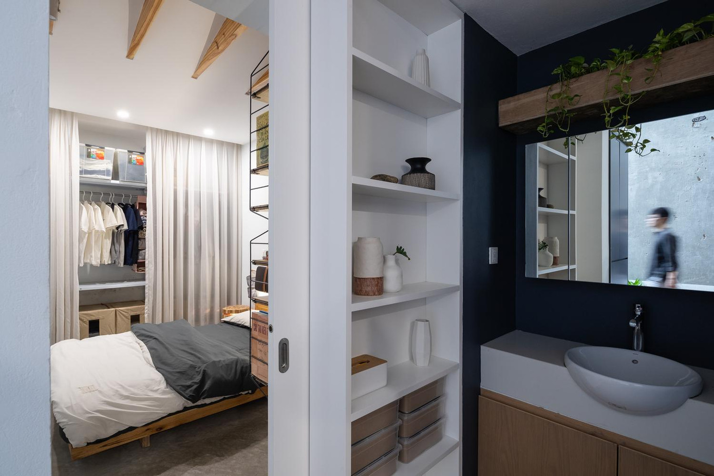 Kiến trúc sư đề xuất gia chủ lựa chọn nội thất trong nhà theo tông màu chủ đạo là trắng, xám và đen. Đồng thời, để không gian có điểm nhấn và sự ấm cúng giữa một loạt gam màu lạnh, các bàn, kệ, tủ trong nhà ưu tiên làm bằng gỗ. Kiến trúc sư đề xuất gia chủ lựa chọn nội thất trong nhà theo tông màu chủ đạo là trắng, xám và đen. Đồng thời, để không gian có điểm nhấn và sự ấm cúng giữa một loạt gam màu lạnh, các bàn, kệ, tủ trong nhà ưu tiên làm bằng gỗ.