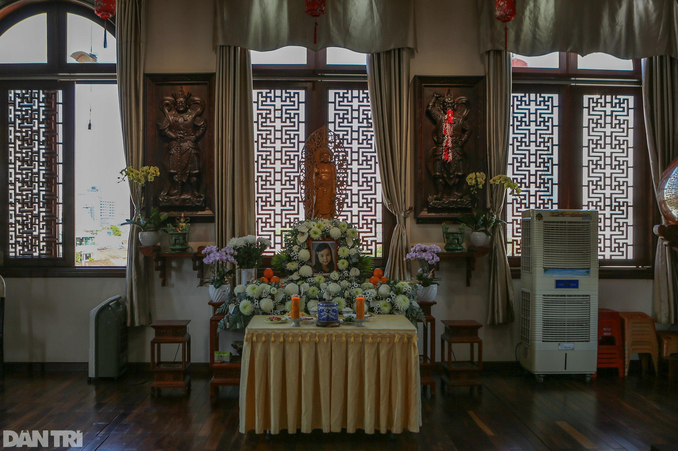 Bàn thờ có để di ảnh bé gái được đặt giữa chánh điện, đối diện tượng Phật tổ để mọi người vào thắp hương tưởng nhớ đến bé. Bé N.T.V.A (8 tuổi) bị Nguyễn Võ Quỳnh Trang (người sống như vợ chồng với bố V.A) bạo hành dẫn đến tử vong vào ngày 22/12 tại một chung cư tại quận Bình Thạnh, TPHCM. Bàn thờ có để di ảnh bé gái được đặt giữa chánh điện, đối diện tượng Phật tổ để mọi người vào thắp hương tưởng nhớ đến bé. Bé N.T.V.A (8 tuổi) bị Nguyễn Võ Quỳnh Trang (người sống như vợ chồng với bố V.A) bạo hành dẫn đến tử vong vào ngày 22/12 tại một chung cư tại quận Bình Thạnh, TPHCM.