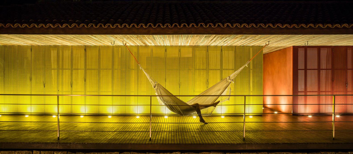 Những cánh cửa mashrabiya - một yếu tố có lưới bằng gỗ, truyền thống trong kiến trúc thuộc địa và hiện đại của Brazil - có tác dụng che chắn cho nội thất của các phòng ngủ, cho phép gió thoảng qua; và chúng có thể vẫn mở hoàn toàn để kiểm soát hoàn toàn ánh sáng bên trong. Những cánh cửa mashrabiya - một yếu tố có lưới bằng gỗ, truyền thống trong kiến trúc thuộc địa và hiện đại của Brazil - có tác dụng che chắn cho nội thất của các phòng ngủ, cho phép gió thoảng qua; và chúng có thể vẫn mở hoàn toàn để kiểm soát hoàn toàn ánh sáng bên trong.