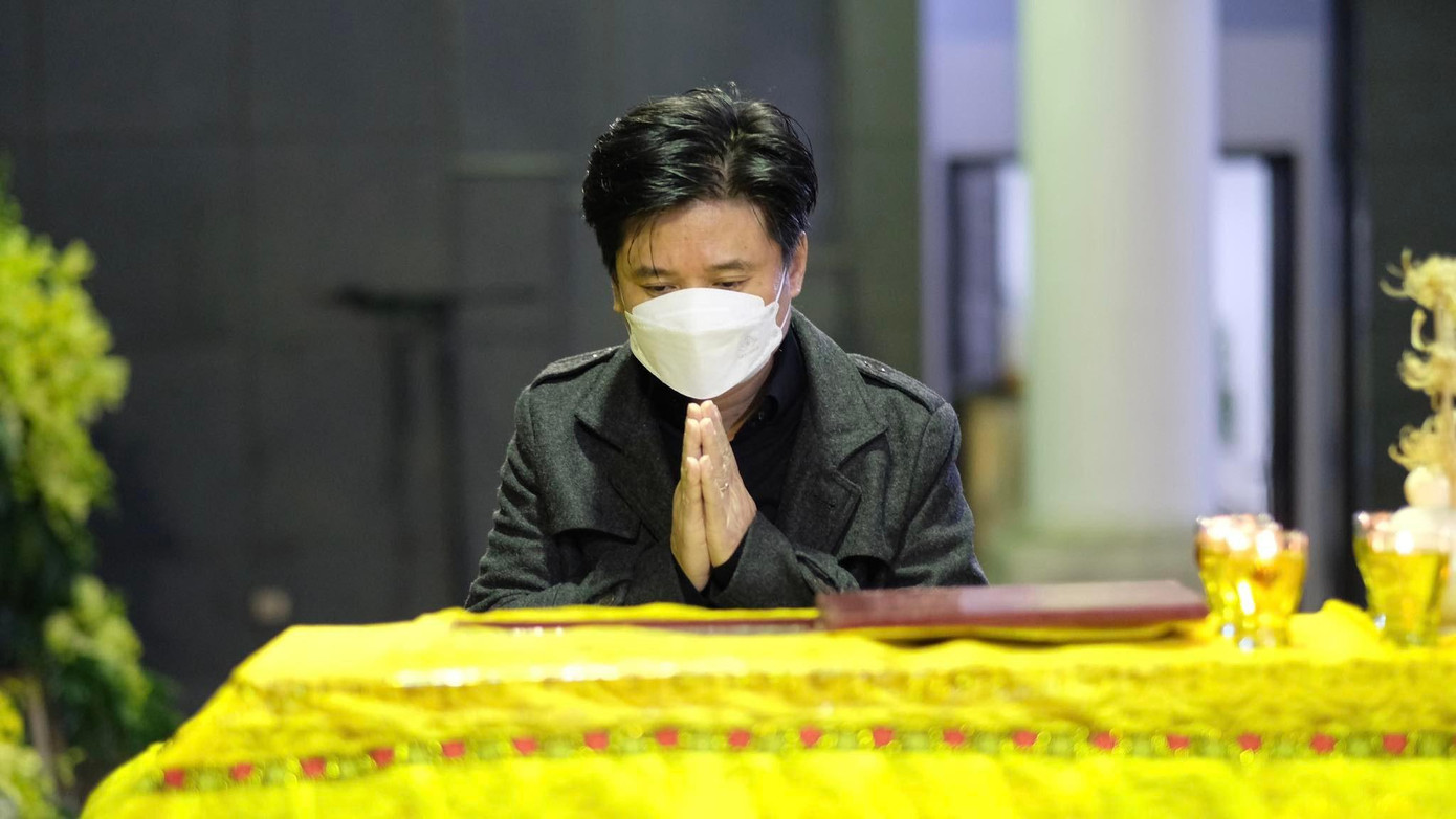 Trong lễ tang nhạc sĩ Phú Quang, ca sĩ Tấn Minh cho biết anh luôn cố dặn lòng để mạnh mẽ vì nhạc sĩ Phú Quang không thích sự ủy mị... nhưng với anh nỗi đau và sự mất mát trước sự ra đi của người thầy đáng kính rất khó nguôi ngoai. (Ảnh: Hoàng Mạnh Thắng) Trong lễ tang nhạc sĩ Phú Quang, ca sĩ Tấn Minh cho biết anh luôn cố dặn lòng để mạnh mẽ vì nhạc sĩ Phú Quang không thích sự ủy mị... nhưng với anh nỗi đau và sự mất mát trước sự ra đi của người thầy đáng kính rất khó nguôi ngoai. (Ảnh: Hoàng Mạnh Thắng)