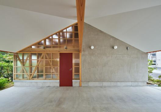 Lối vào nhà hàng ngày thông qua nhà để xe ở đầu phía đông và phòng tắm nắng, cũng là nơi chắn gió và khu vực phơi đồ.