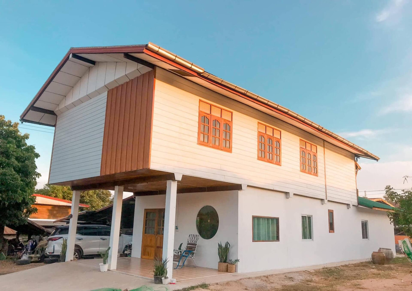 Dựa trên mong muốn của gia chủ, các kiến trúc sư (KTS) không dỡ bỏ công trình mà tiến hành sửa sang và tạo thêm không gian sinh hoạt. Sau khi hoàn thành, từ dạng nhà sàn có tầng trệt để nông cụ sản xuất, công trình trở thành ngôi nhà 2 tầng bán xi măng và bán gỗ vô cùng khang trang và ấn tượng.