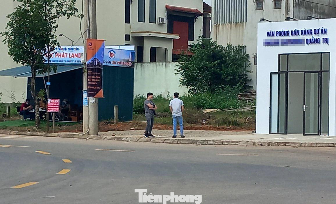 Văn phòng môi giới BĐS cạnh lô đất dự án của "ông lớn" BĐS tại TP. Đông Hà (Quảng Trị) chỉ còn lèo tèo khách ra vào. Văn phòng môi giới BĐS cạnh lô đất dự án của "ông lớn" BĐS tại TP. Đông Hà (Quảng Trị) chỉ còn lèo tèo khách ra vào.