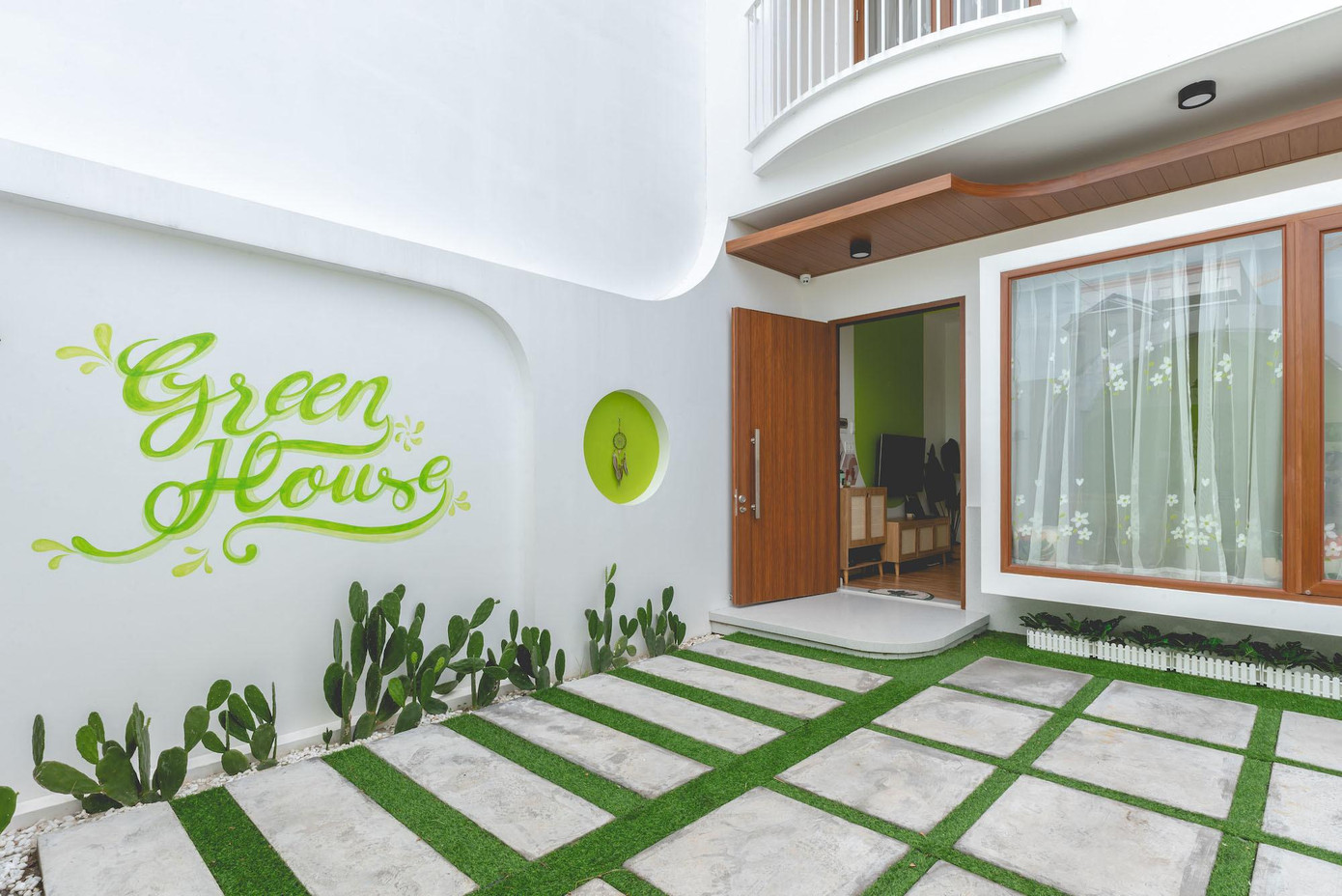 Theo thiết kế, khoảng sân trước nhà được dùng làm nơi đỗ ô tô.