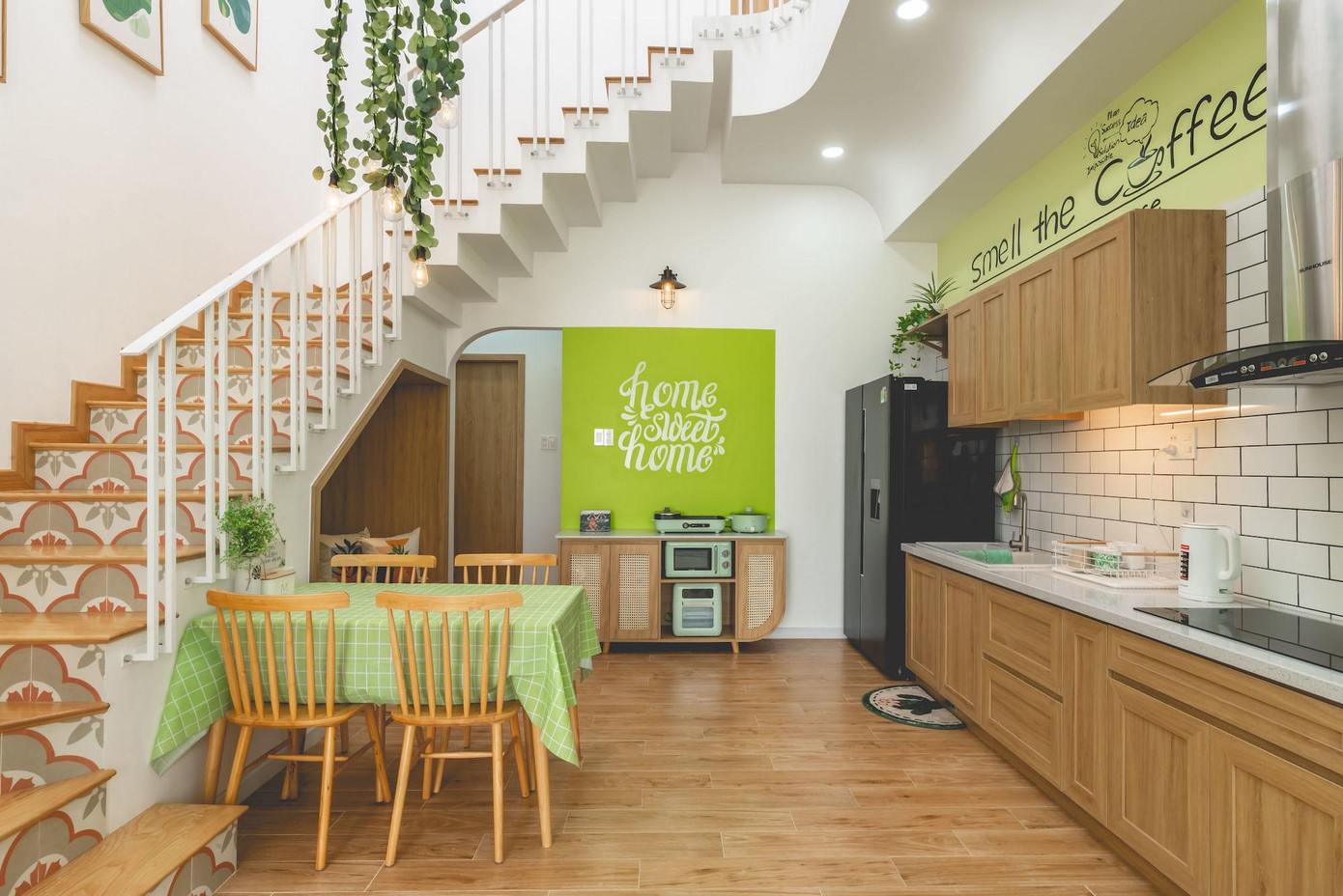 Gầm cầu thang trong bếp được tận dụng làm chỗ thư giãn khi gia chủ nấu nướng và chờ thức ăn chín.