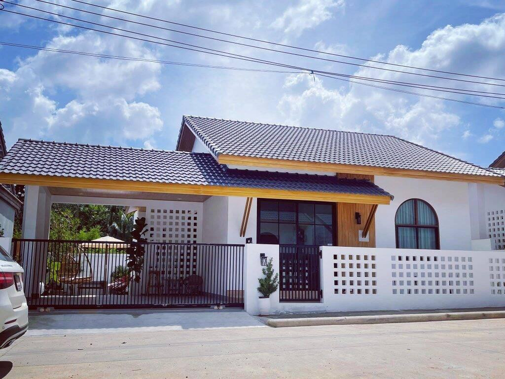 Do gia chủ yêu thích sự tối giản nên kiến trúc sư thiết kế ngôi nhà với tường trắng, mái ngói xanh 2 tầng.