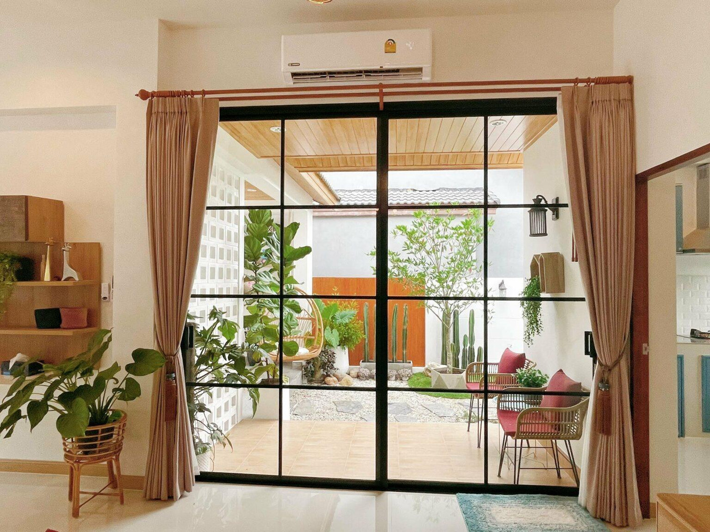 Phòng khách rộng rãi, sáng, thoáng nhờ cửa kính lớn.