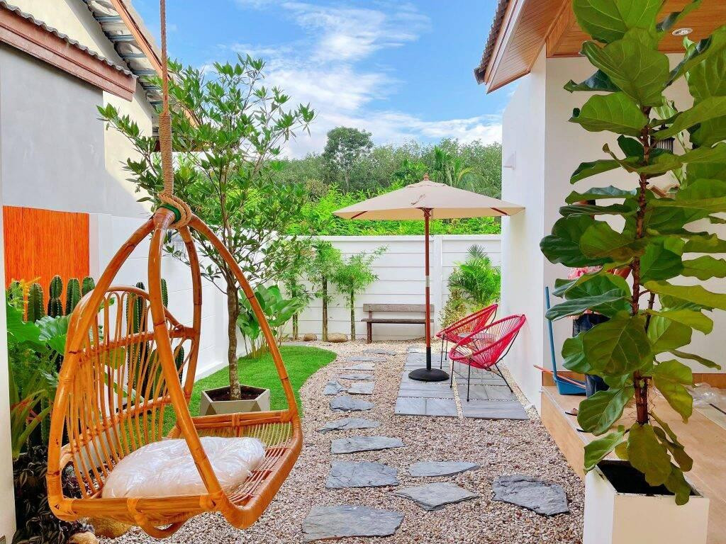 Khu vực tiếp khách ấm cúng ở vườn sau.