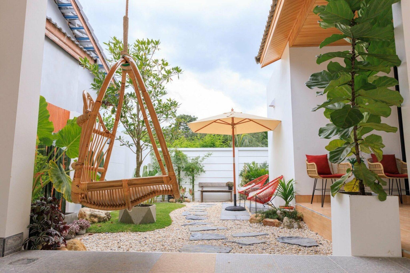 Phía trước, phía sau nhà đều được bố trí sân vườn xanh mướt, vừa là không gian thư giãn của gia chủ vừa giúp không khí trong nhà lưu thông tốt, điều hòa nhiệt độ.