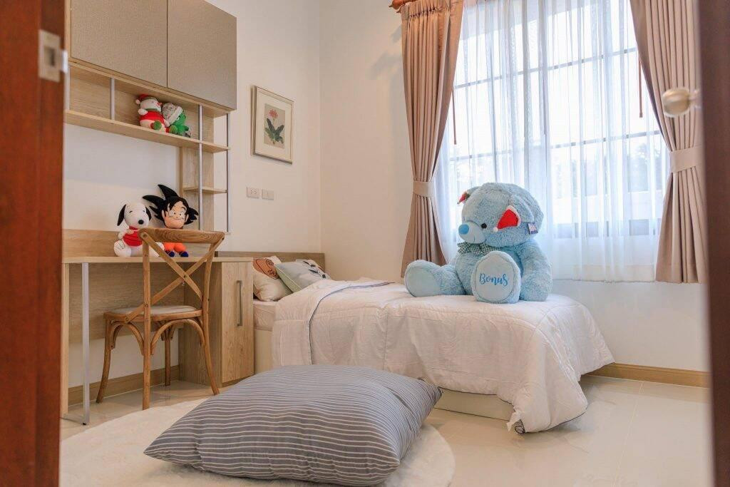 Phòng ngủ nhỏ được bố trí chiếc giường nhỏ và bàn đọc sách cho trẻ em.