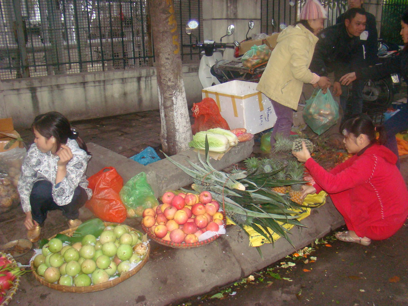 Một đôi mía ta làm gậy cho các cụ chống lên trời, để hai bên bàn thờ, có giá 30.000 đồng