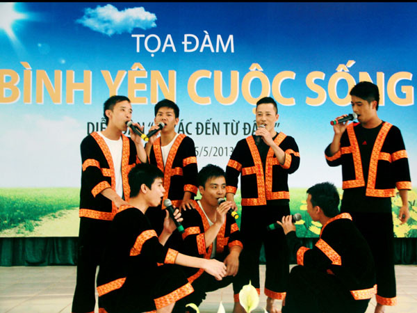 Nhiều tiết mục văn nghệ đặc sắc đã được các phạm nhân thể hiện