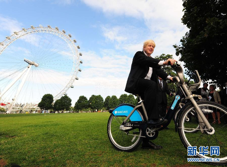 Thị trưởng thành phố London, ông Boris Johnson, bên chiếc xe đi mượn