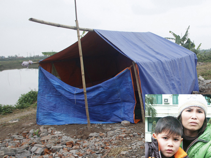 Chiếc lều dựng tạm trên nền ngôi nhà hai tầng cũ (ảnh bé: Chị Hiền và cháu Việt chữa tại bệnh viện) Ảnh: L.K. Chiếc lều dựng tạm trên nền ngôi nhà hai tầng cũ (ảnh bé: Chị Hiền và cháu Việt chữa tại bệnh viện) Ảnh: L.K