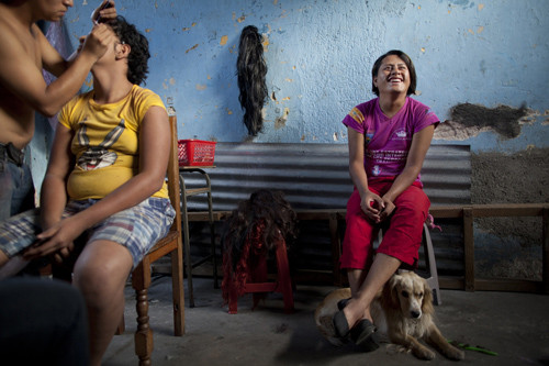 Tylor chờ đến lượt được trang điểm trước khi cùng các thí sinh khác lên tranh tài