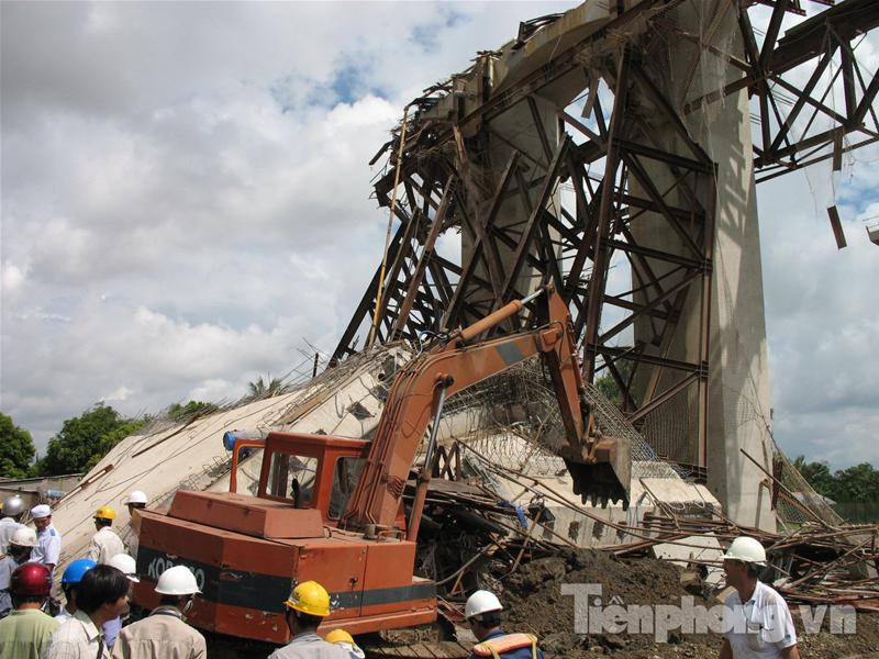 Nhịp cầu bị sập. Ảnh: Sáu Nghệ Dưới đống đổ nát này là hàng trăm công nhân bị vùi lấp. Ảnh: Sáu Nghệ Nhịp cầu bị sập. Ảnh: Sáu Nghệ Dưới đống đổ nát này là hàng trăm công nhân bị vùi lấp. Ảnh: Sáu Nghệ