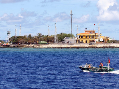 Hệ thống điện gió và điện năng lượng mặt trời ở đảo Phan Vinh, quần đảo Trường Sa. Ảnh: Hồ Cầu-TTXVN . Hệ thống điện gió và điện năng lượng mặt trời ở đảo Phan Vinh, quần đảo Trường Sa. Ảnh: Hồ Cầu-TTXVN