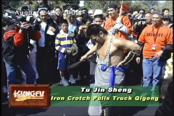 Võ sư Jin-Sheng nổi danh với khả năng kéo xe tải bằng 