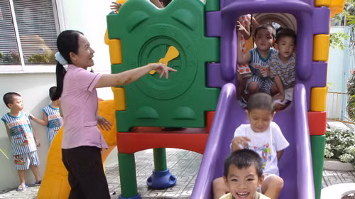 Cầu tuột của Trường mầm non Lê Thị Riêng, Q.1,TP.HCM do hội phụ huynh đóng góp. Ảnh: Như Hùng (Tuổi Trẻ)