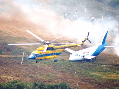 Tổ bay MI-171 số hiệu 01 tiếp cận vị trí máy bay B737 gặp nạn, chuẩn bị thả đội cứu hộ xuống hỗ trợ lực lượng cứu nạn mặt đất đưa các nạn nhân ra khỏi khu vực nguy hiểm. Ảnh: Nguyễn Minh
